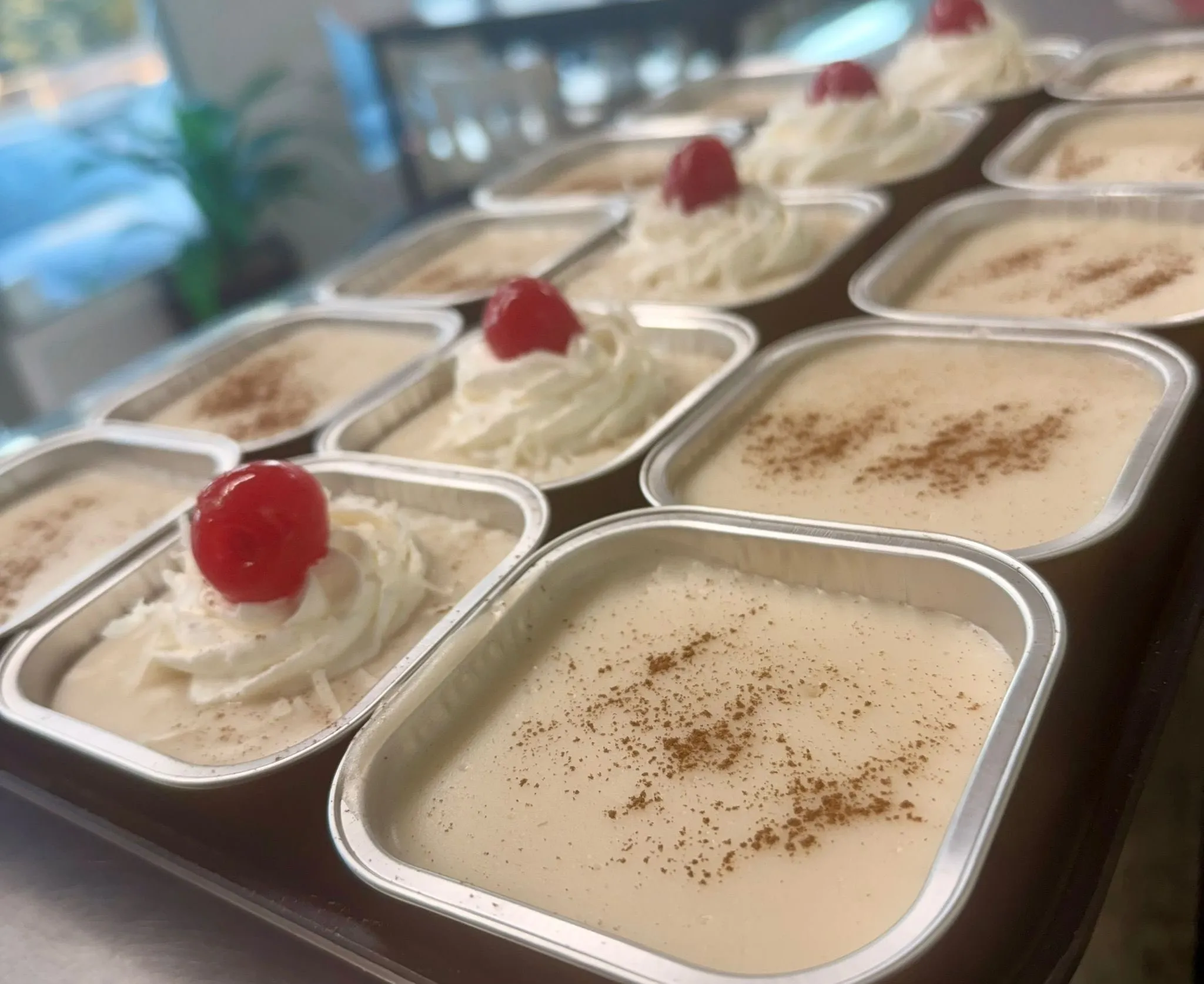 Postres individuales con frutas frescas